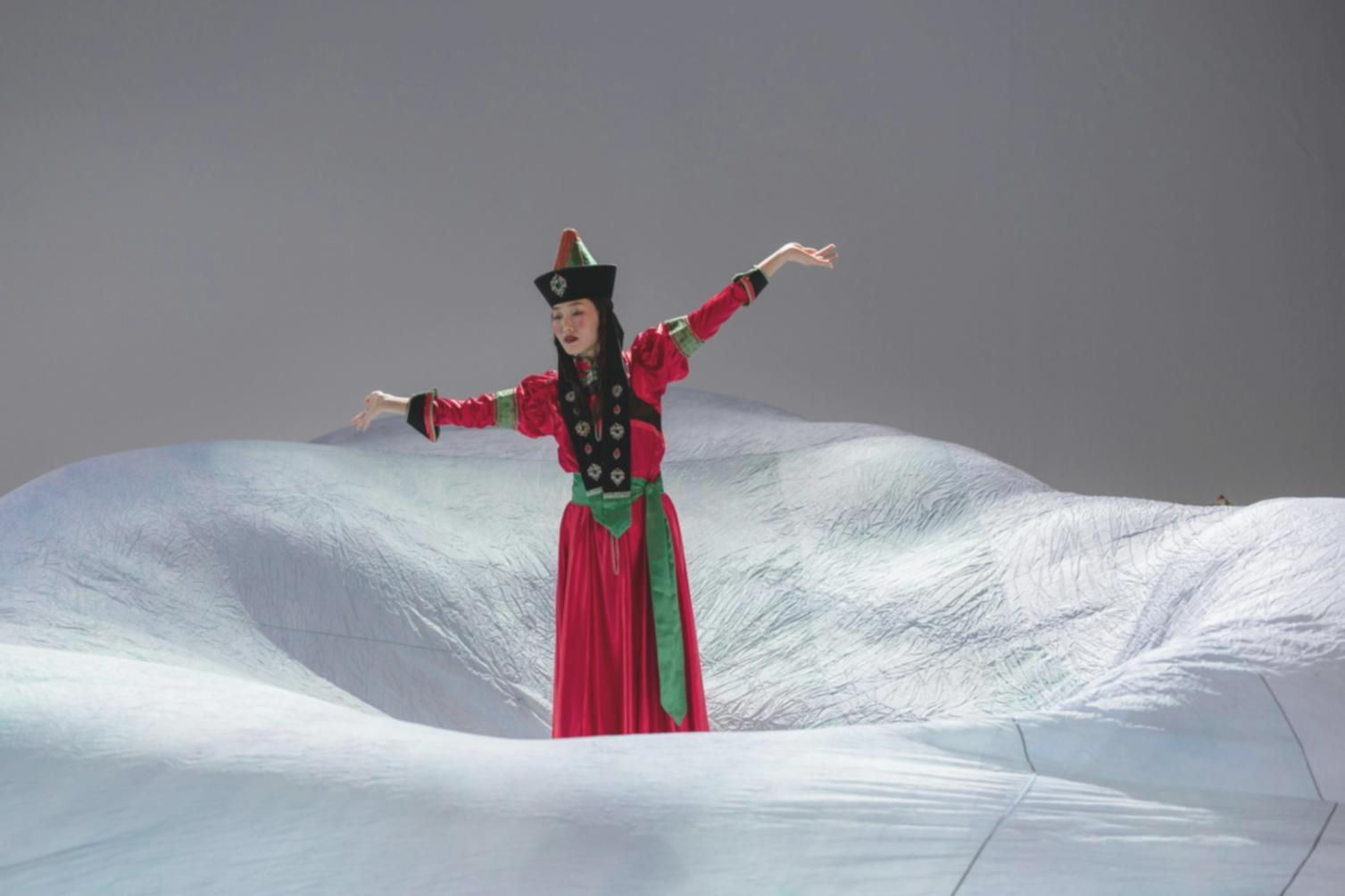 Studio di danza con ballerina che pratica alla sbarra
